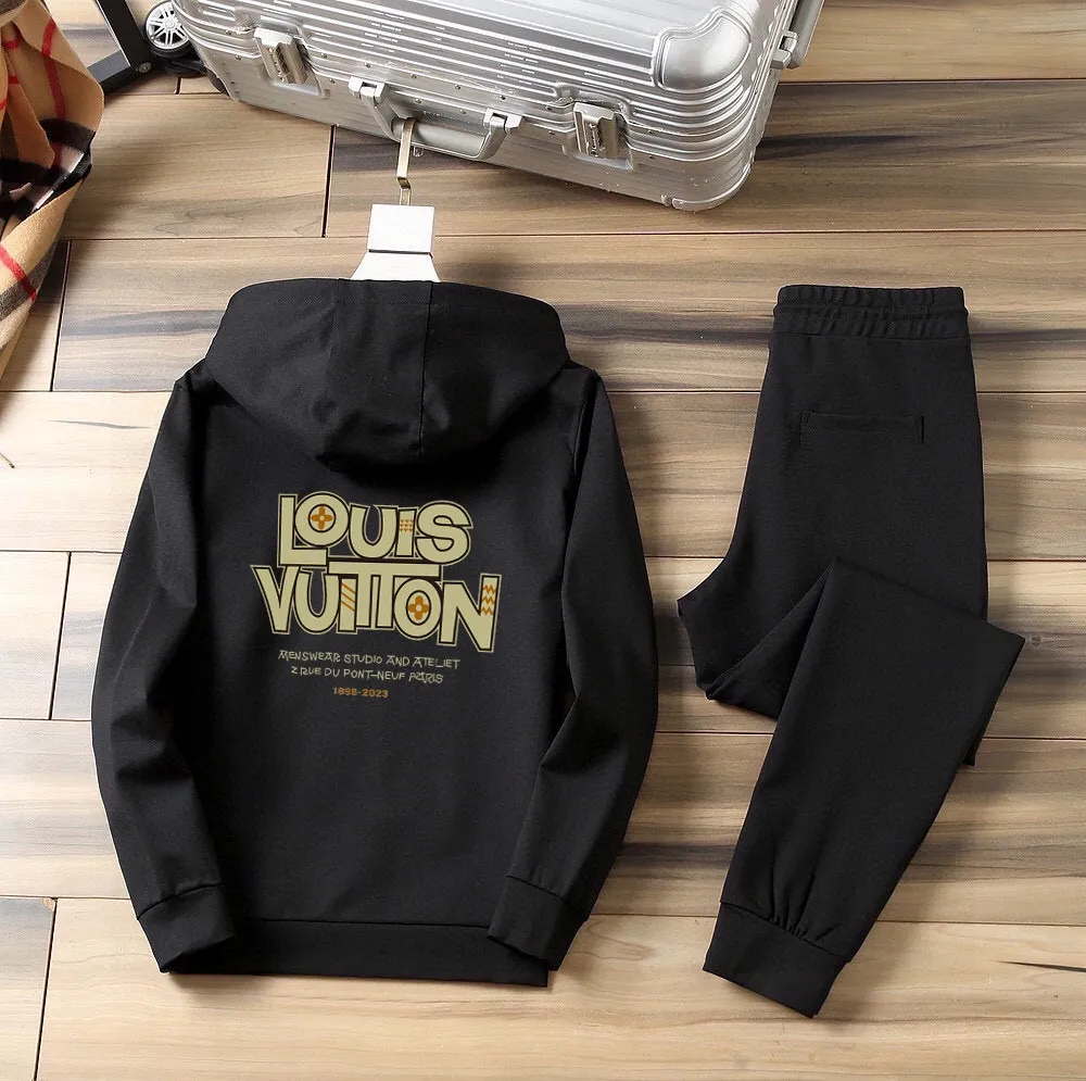🅿️420 [LV Louis Vuitton] (Fat Man Gospel) hot-selling suit is coming. Focus on the original version of the official website. 2025 new hot-selling cardigan sweater suit. The original order is the best. 🇭🇰The meticulous work of top designers is dedicated to a fitting and perfect upper body effect. All-natural high-quality Roman cotton 100%, close-fitting comfort, noble and elegant! Original hardware embodies elegance and nobility! Counter size: M-5XL (maximum wear up to 220 pounds)